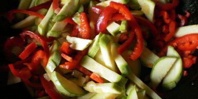 Рецепт гречневой лапши с овощами и мясом