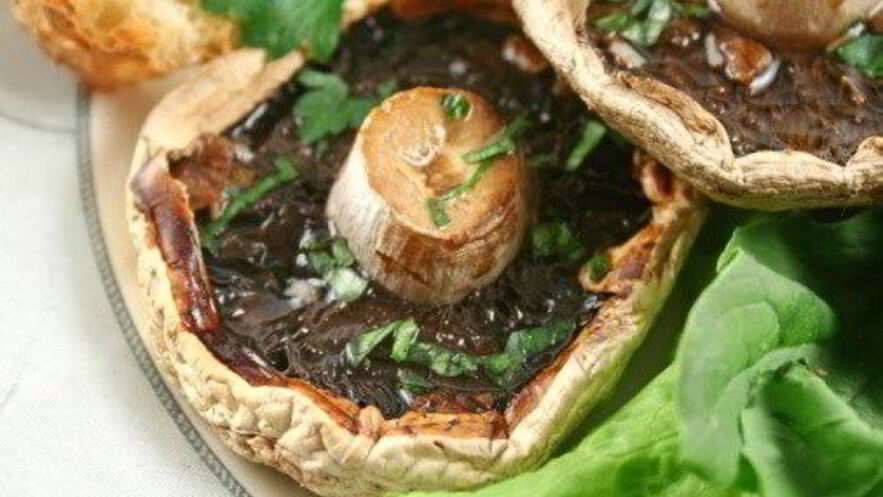 Рецепт грибов на гриле с трюфельным маслом, рукколой и пармезаном