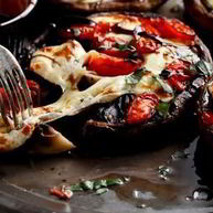 Рецепт Шампиньонов с помидорами и чесночным маслом