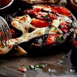 Рецепт Шампиньонов с помидорами и чесночным маслом