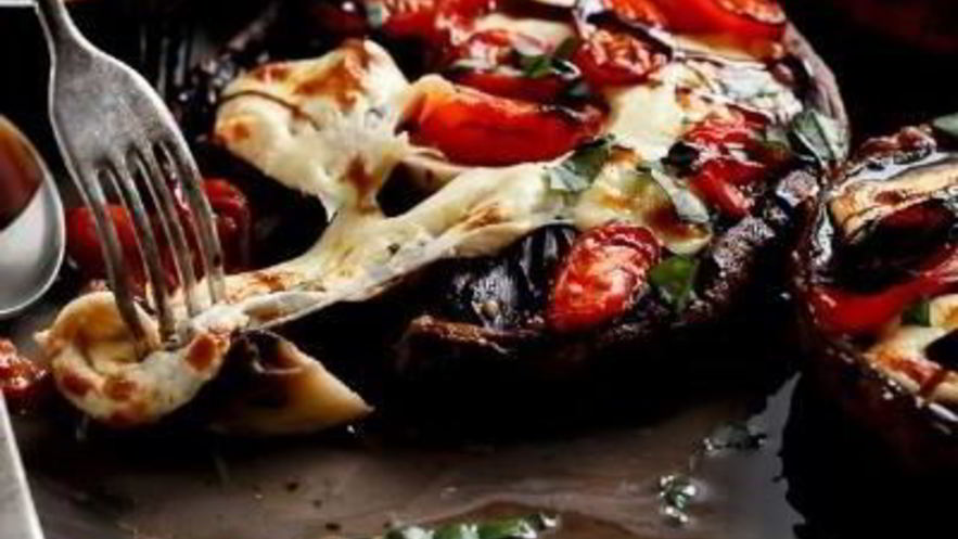 Рецепт шампиньонов с помидорами и чесночным маслом