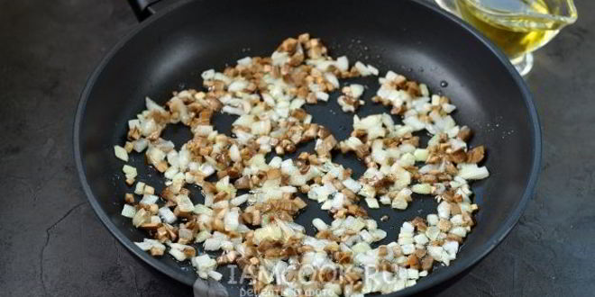 Рецепт шампиньонов, запеченных с перепелиными яйцами