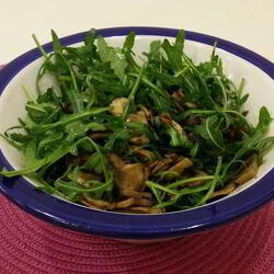 Рецепт Жареных шампиньонов в соевом соусе с рукколой