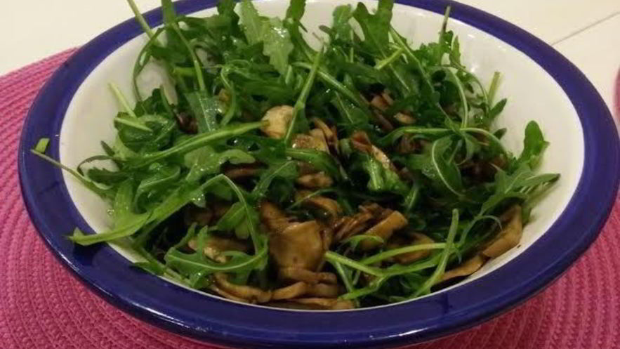 Рецепт жареных шампиньонов в соевом соусе с рукколой
