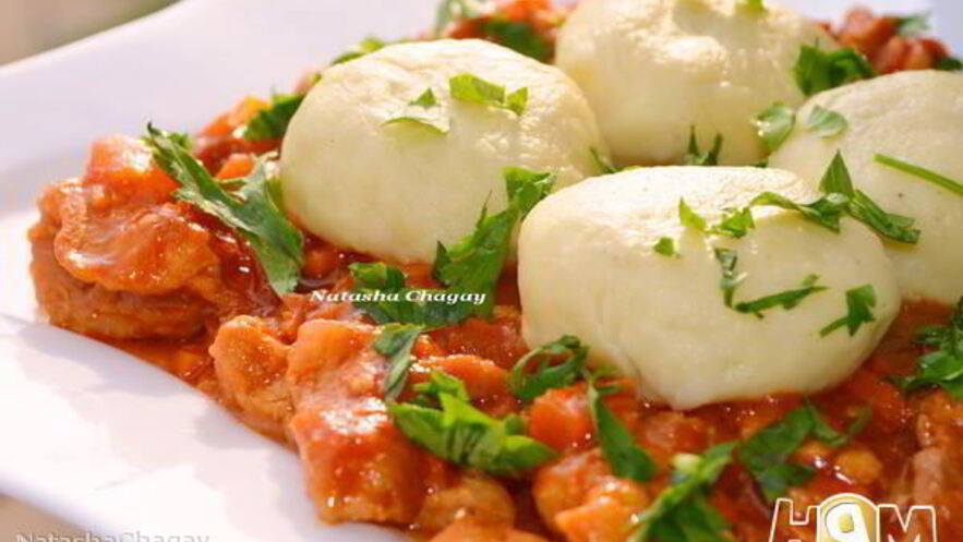 Рецепт картофельных клецек с гуляшом из свинины