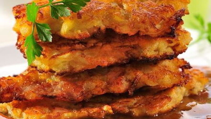 Рецепт куриного гуляша с овощными пирожками