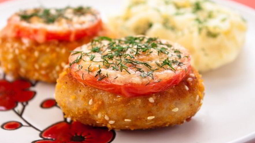 Рецепт котлет из индейки, жаренные с помидорами и сыром