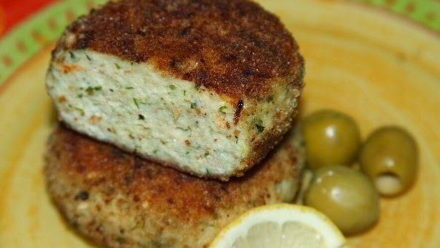 Рецепт пикантных рыбных котлет с сыром