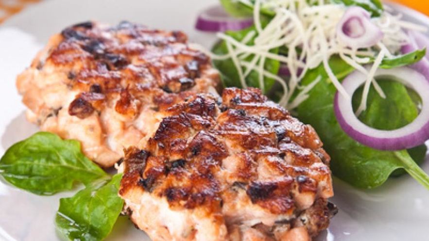 Рецепт рыбных котлет тартар из семги со шпинатом, луком и сыром