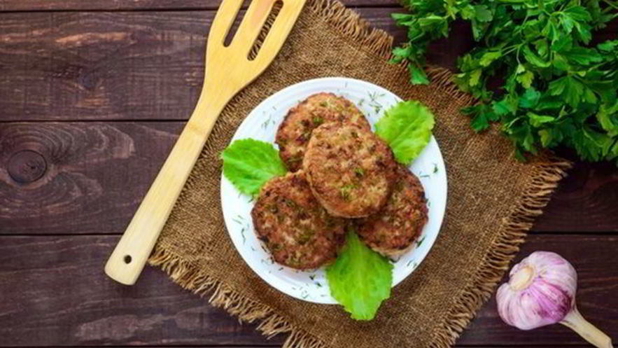 Рецепт сочных котлет с рукколой