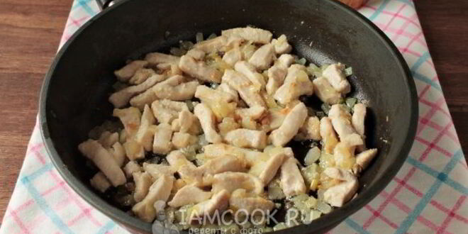 Рецепт лапши с курицей и сыром на сковороде