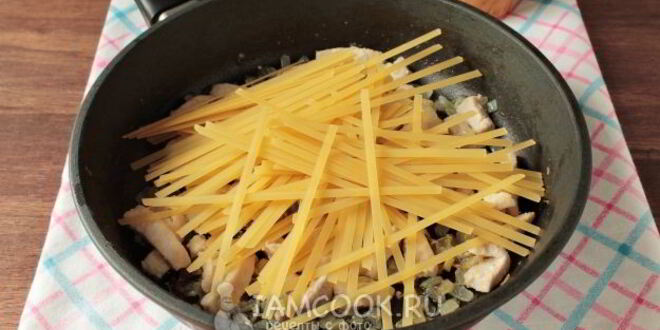 Рецепт лапши с курицей и сыром на сковороде