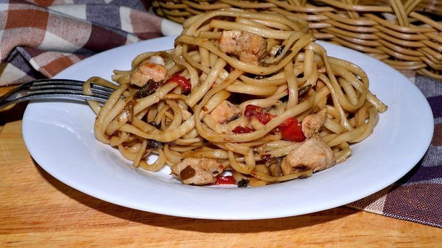 Рецепт лапши удон с курицей, грибами и овощами