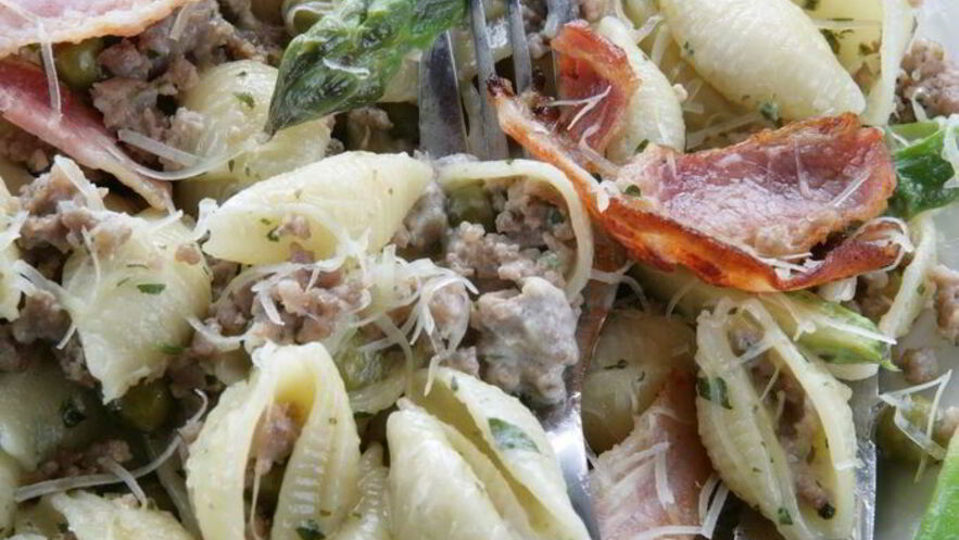Рецепт макарон-ракушек со спаржей, горохом и беконом