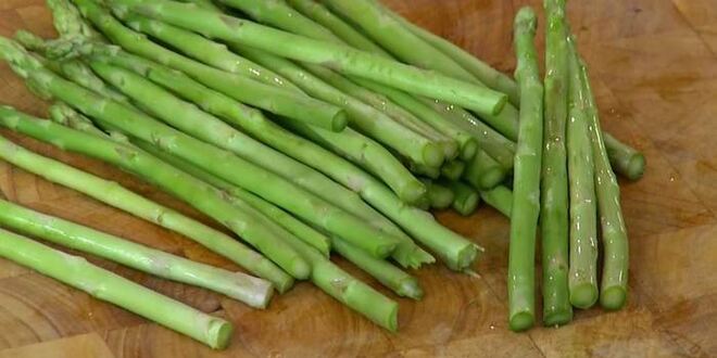 Рецепт макарон-ракушек со спаржей, горохом и беконом