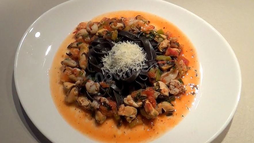 Рецепт пасты с чернилами каракатицы под соусом