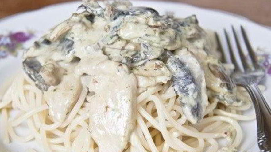 Рецепт пасты с грибами и курицей в сливочном соусе