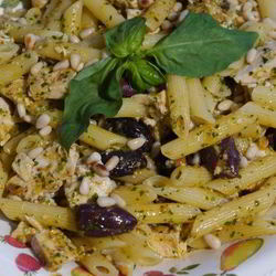 Рецепт Пасты с курицей, оливками и соусом песто