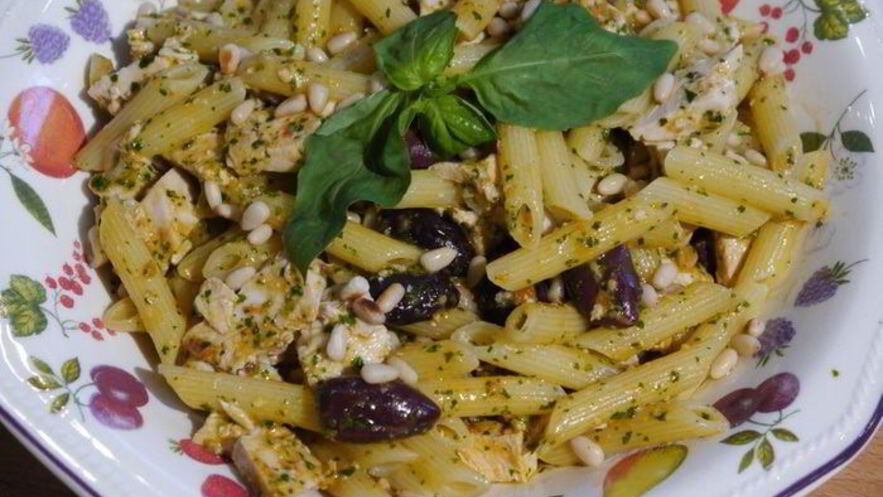 Рецепт пасты с курицей, оливками и соусом песто