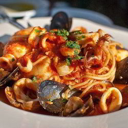 Рецепт Пасты с морепродуктами, зеленью и чесноком в томатном соусе