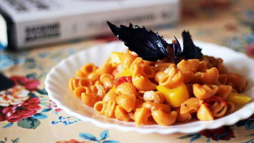 Рецепт пасты томатной с креветками и овощами