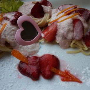 Рецепт Спагетти с клубникой в сырном соусе