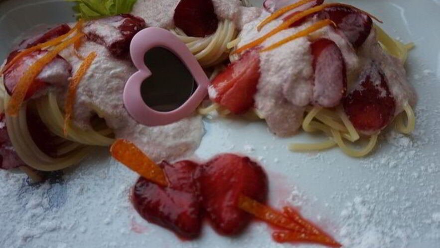 Рецепт спагетти с клубникой в сырном соусе