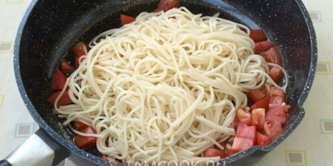 Рецепт спагетти с куриным филе и помидорами