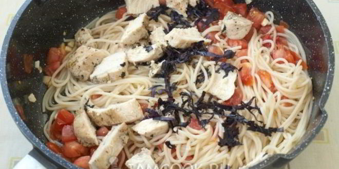 Рецепт спагетти с куриным филе и помидорами