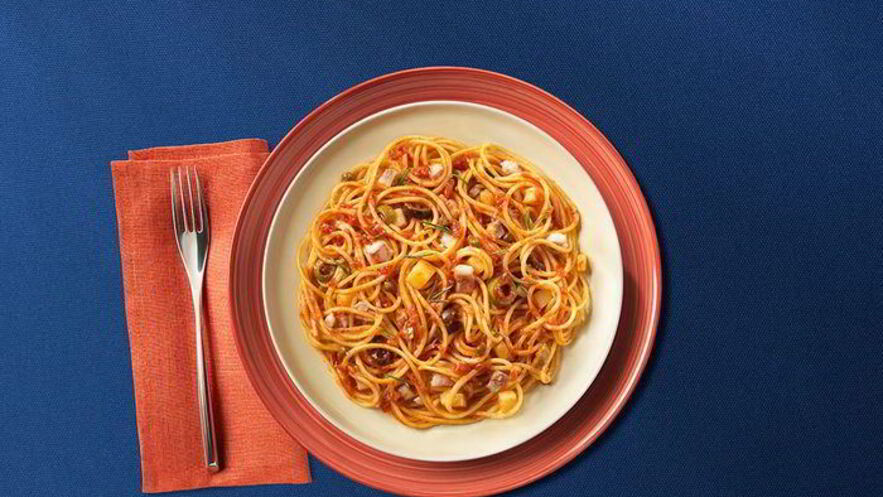 Рецепт спагетти с соусом путтанеска и рыбой