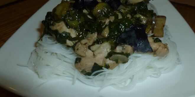 Рецепт жареной лапши со свининой и шпинатом