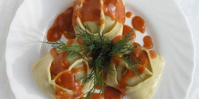 Рецепт мантов с картофельной начинкой и томатно-чесночным соусом