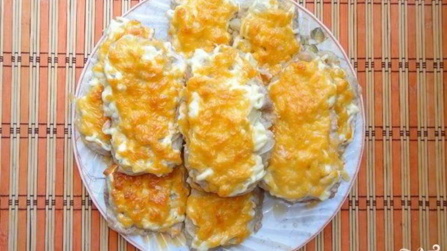 Рецепт мяса по-французски с луком и сыром