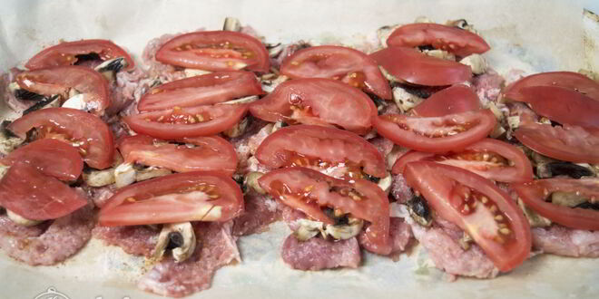 Рецепт мяса по-французски с помидорами и грибами