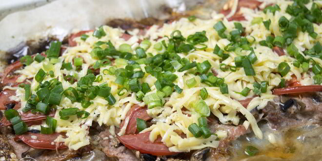 Рецепт мяса по-французски с помидорами и грибами