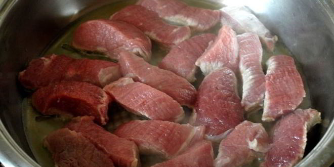 Рецепт говядины тушеной с маринованным луком и томатом