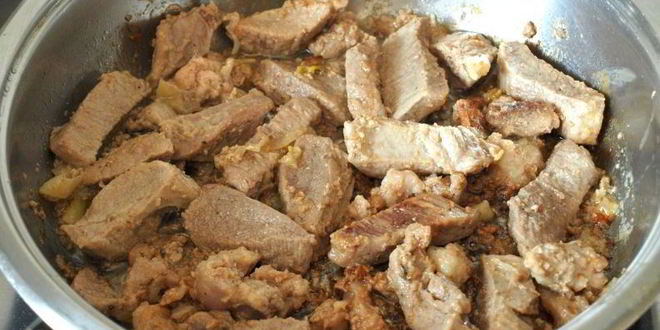 Рецепт говядины тушеной с маринованным луком и томатом