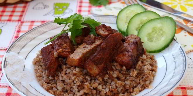 Рецепт говядины тушеной с маринованным луком и томатом