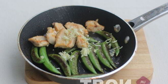 Рецепт куриного филе с молодым горошком