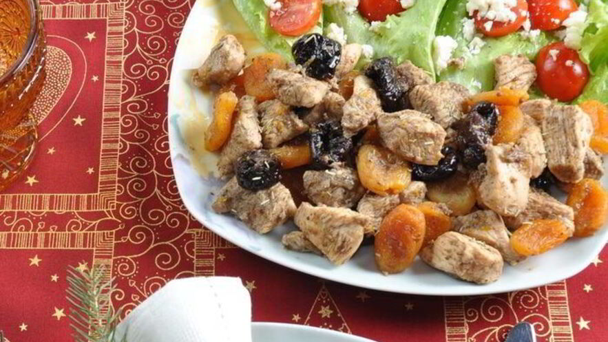 Рецепт куриного филе с сухофруктами и розмарином