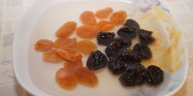 Рецепт куриного филе с сухофруктами и розмарином