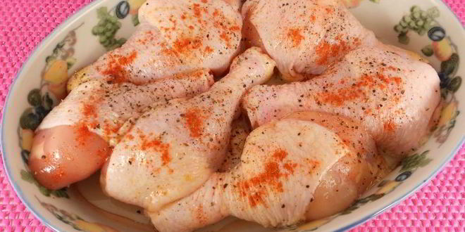 Рецепт куриных голеней запеченных с луком и хурмой