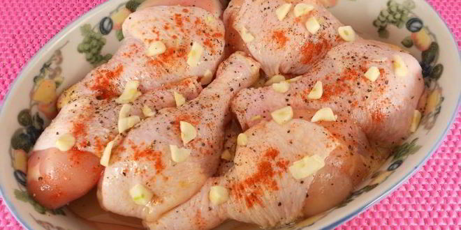 Рецепт куриных голеней запеченных с луком и хурмой