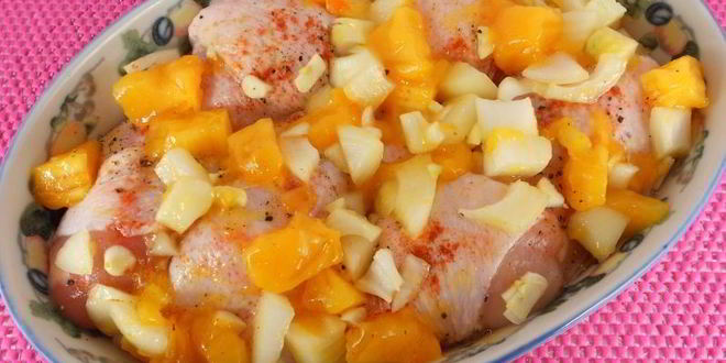 Рецепт куриных голеней запеченных с луком и хурмой