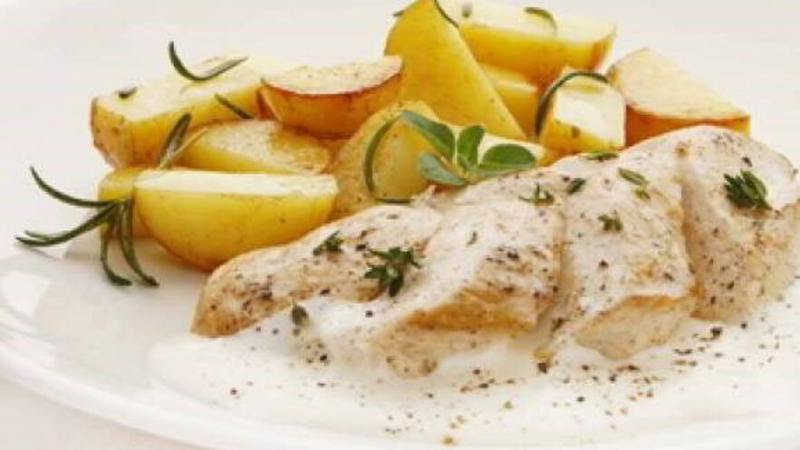 Рецепт куриных грудок в сметане и картошкой