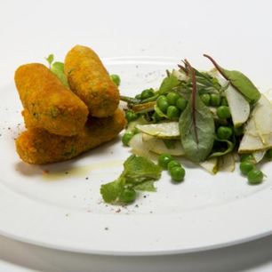 Рецепт Наггетсов из зеленого горошка с салатом