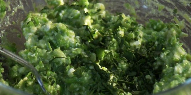 Рецепт наггетсов из зеленого горошка с салатом