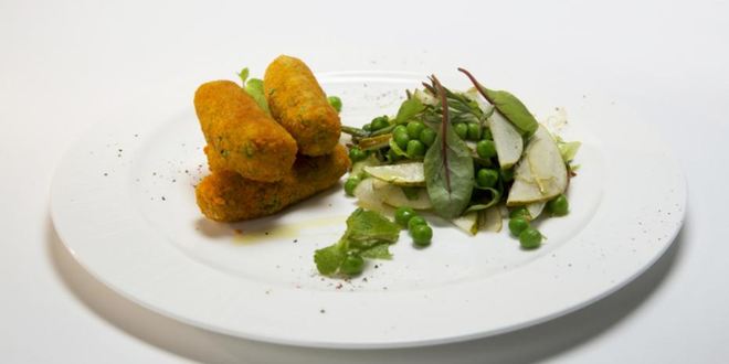 Рецепт наггетсов из зеленого горошка с салатом