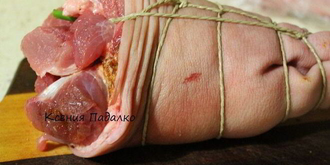 Рецепт рульки запеченной с луком и чесноком