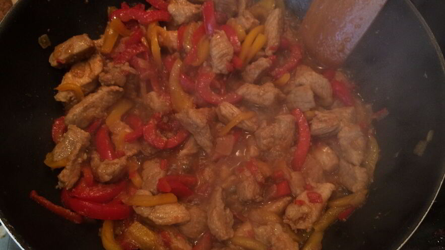 Рецепт свинины со сладким перцем, тушеная в темном пиве